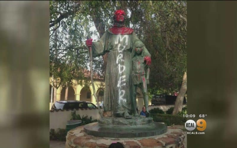 Sfregiata la statua di san Junípero come si oscura la fede