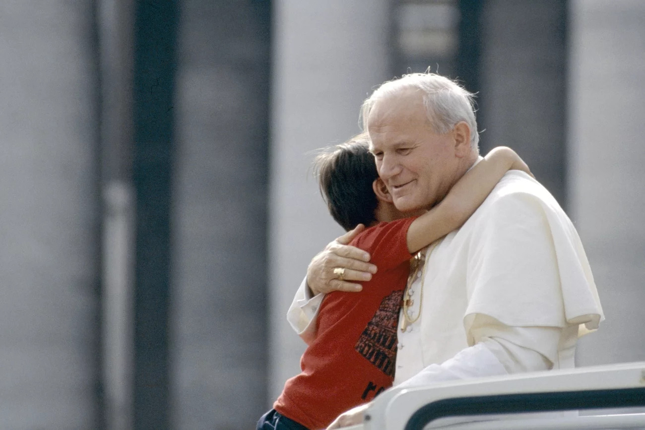 Papa Giovanni Paolo II con un bambino